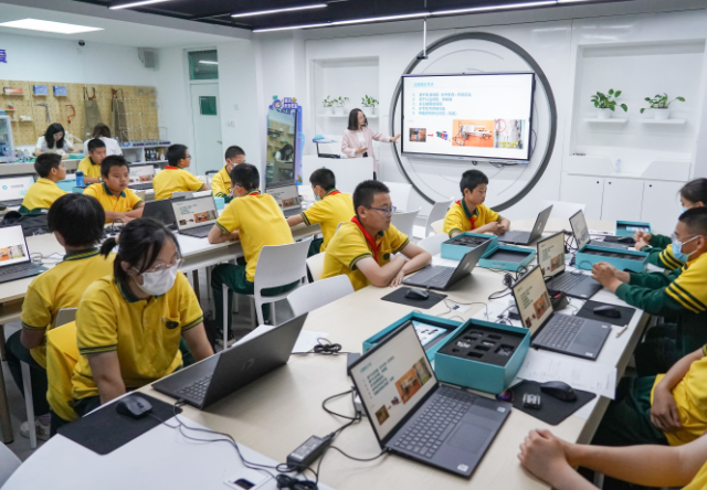 耐心交流解说科创教育对孩子归纳才能创新思维培养的重要性